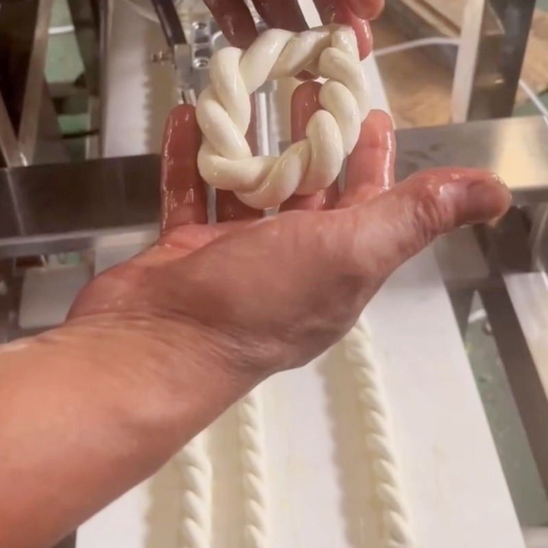 Công nghiệp tự động xoắn Churro đồ ăn nhẹ Thiết bị hình thành mềm Pretzel chiên bột xoắn làm máy ép